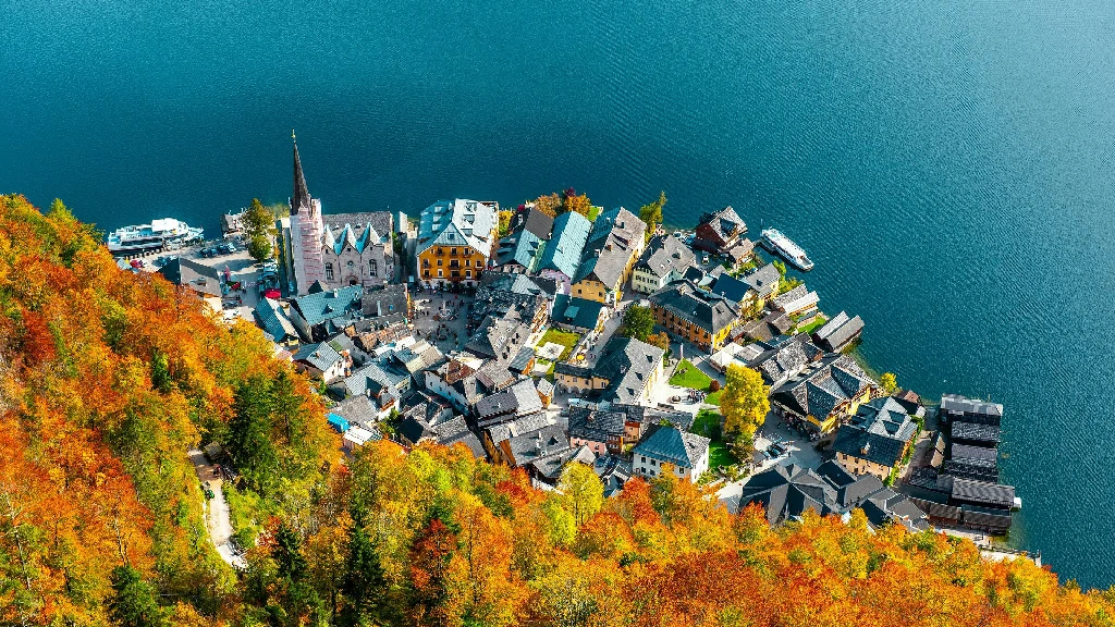 秋日哈尔施塔特：湖光山色里的童话小镇