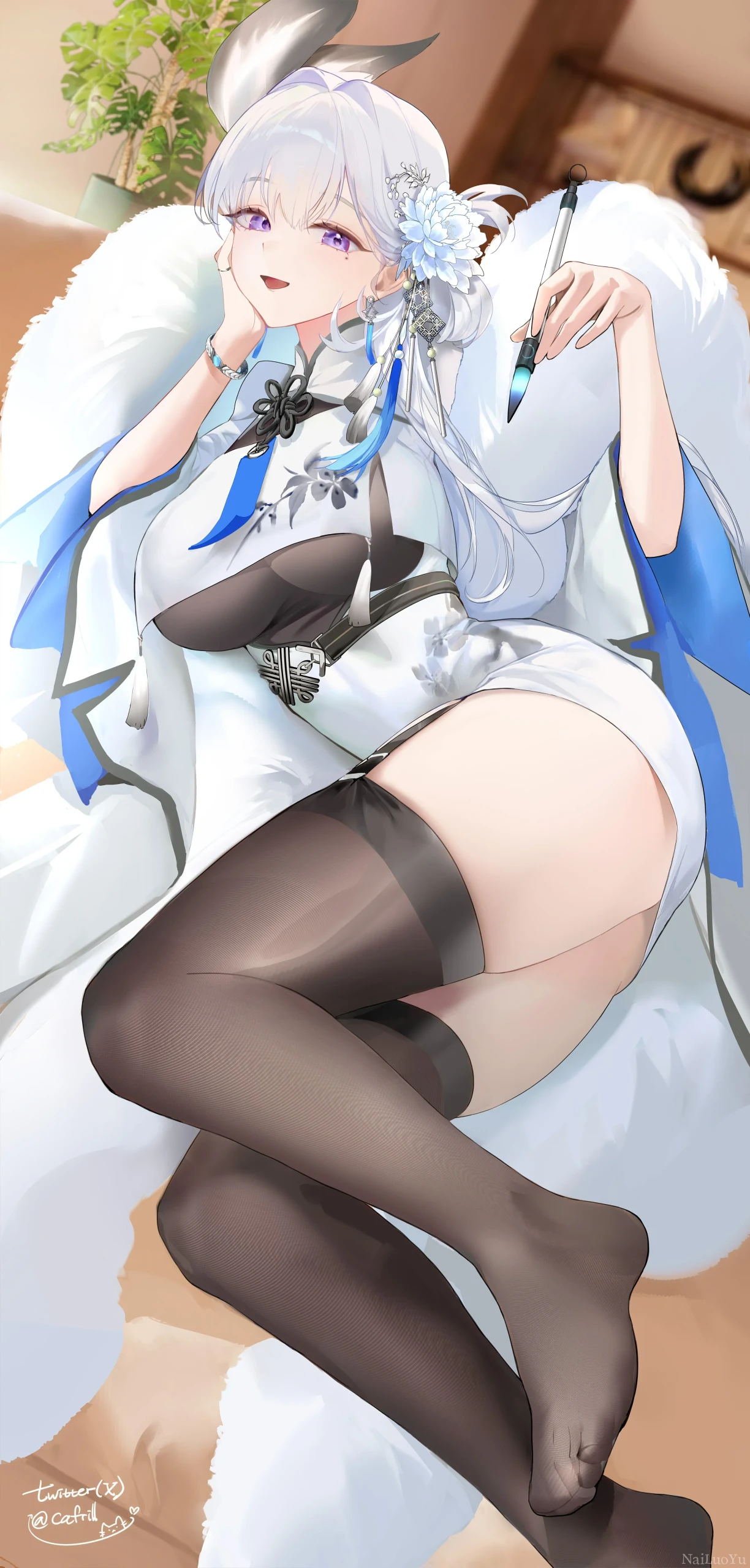 银发紫眸国风旗袍少女慵懒居家插画
