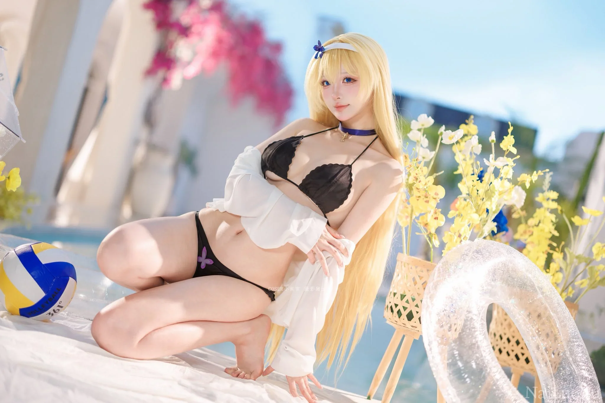 夏日泳池边金发美少女泳装COS写真