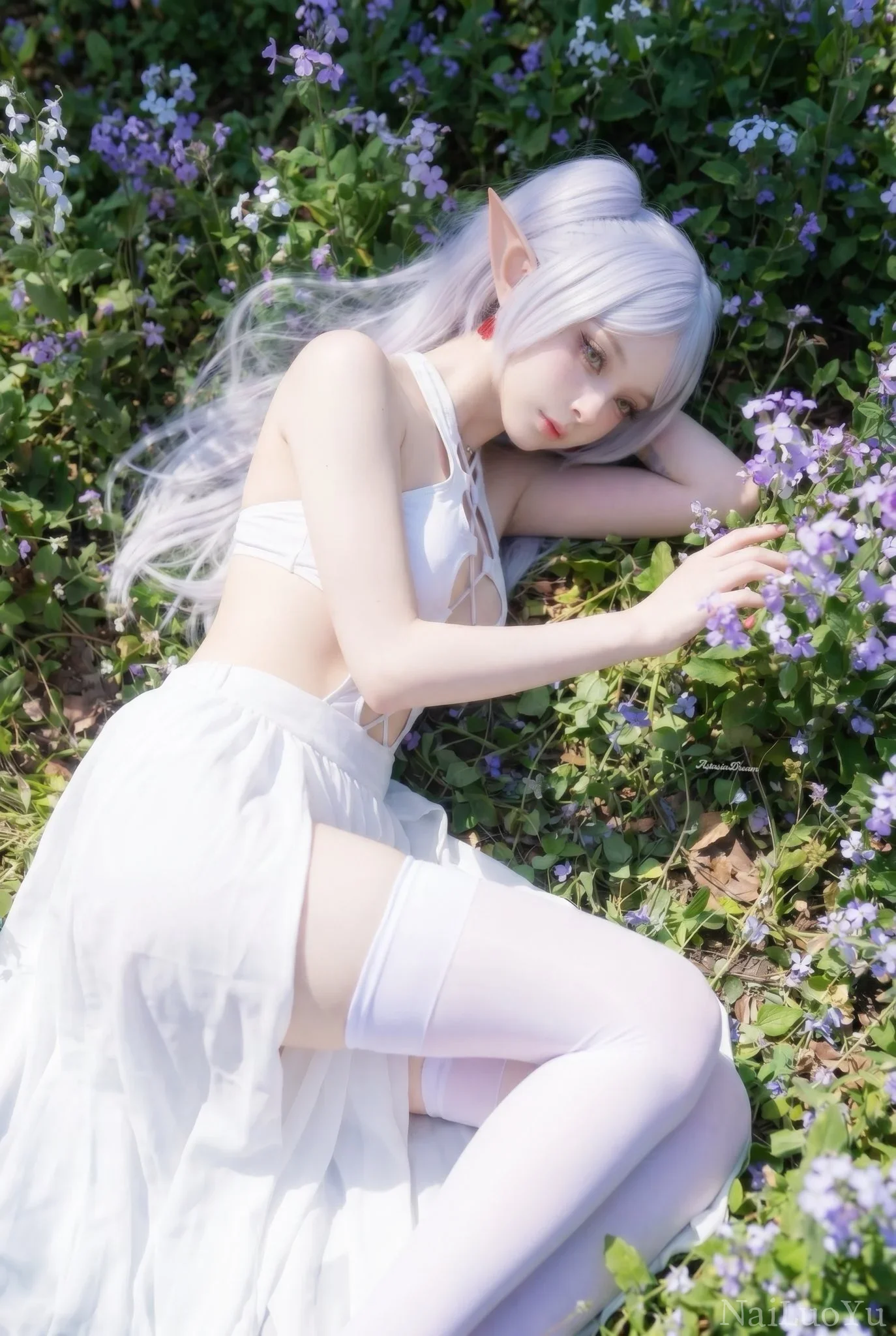 林间花丛中的银发精灵少女唯美写真