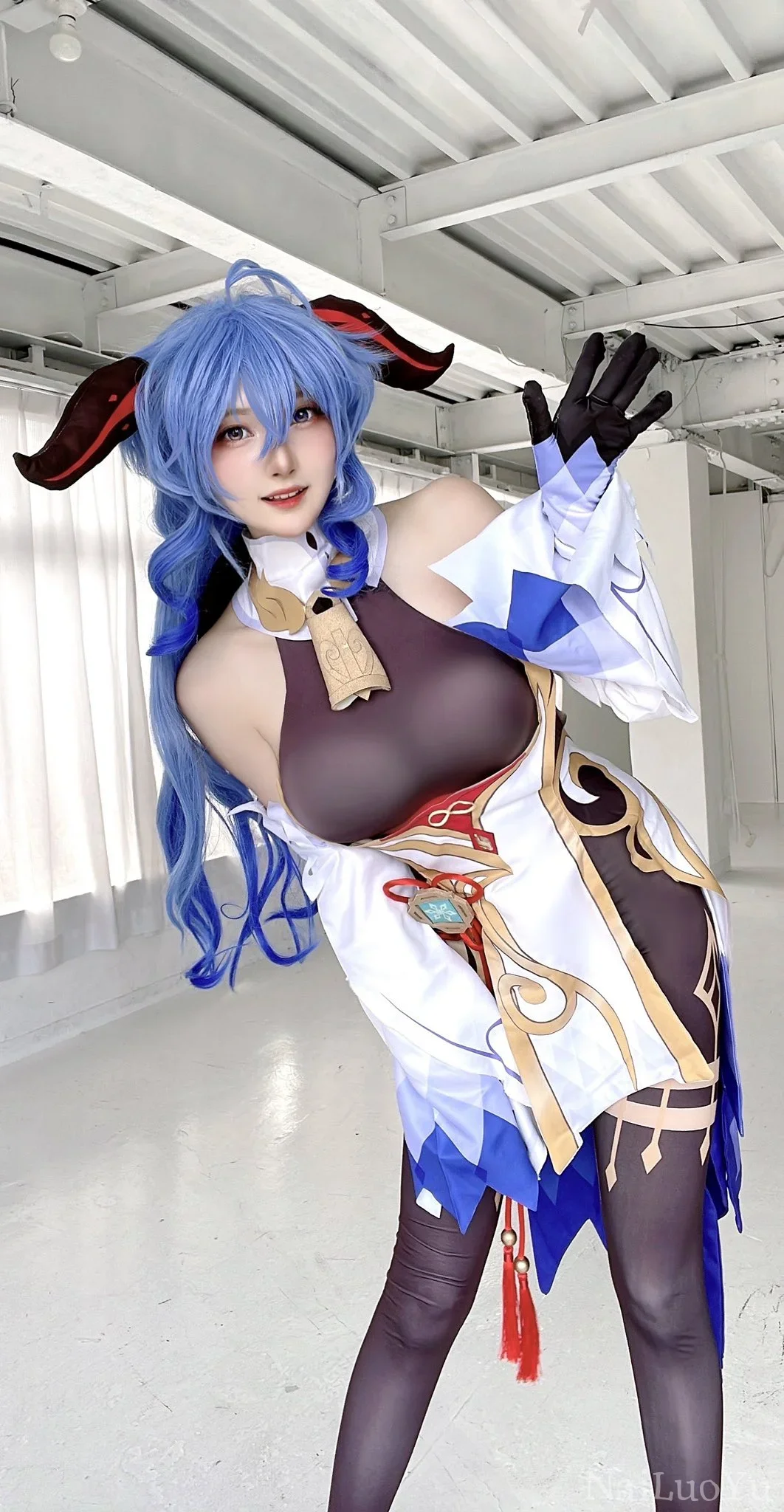 美女coser还原原神甘雨俏皮软萌造型