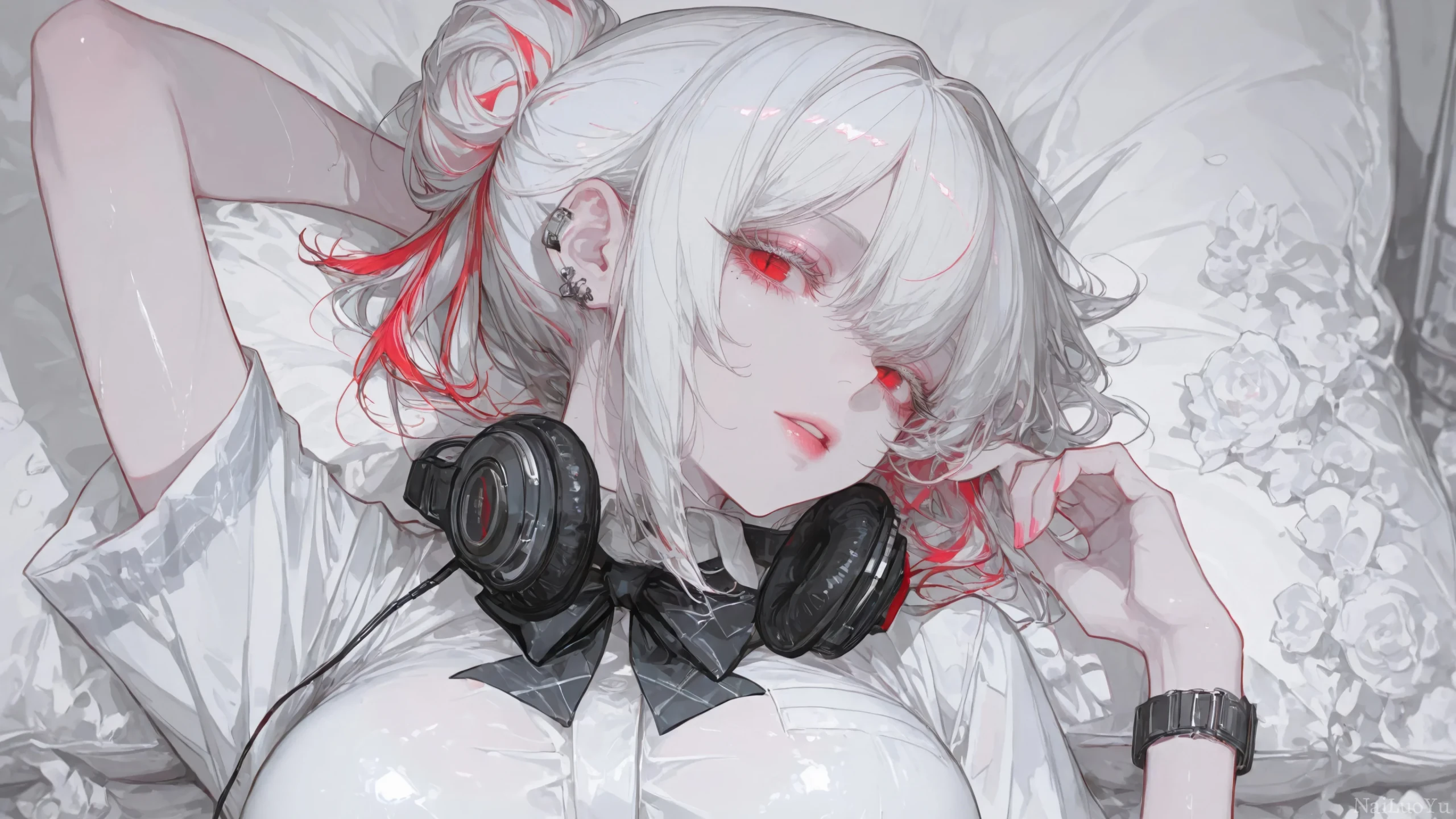 银发红瞳潮酷少女慵懒躺卧洁白床榻